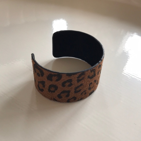 Leopard Print cuff bracelet - Picture 4 of 6
